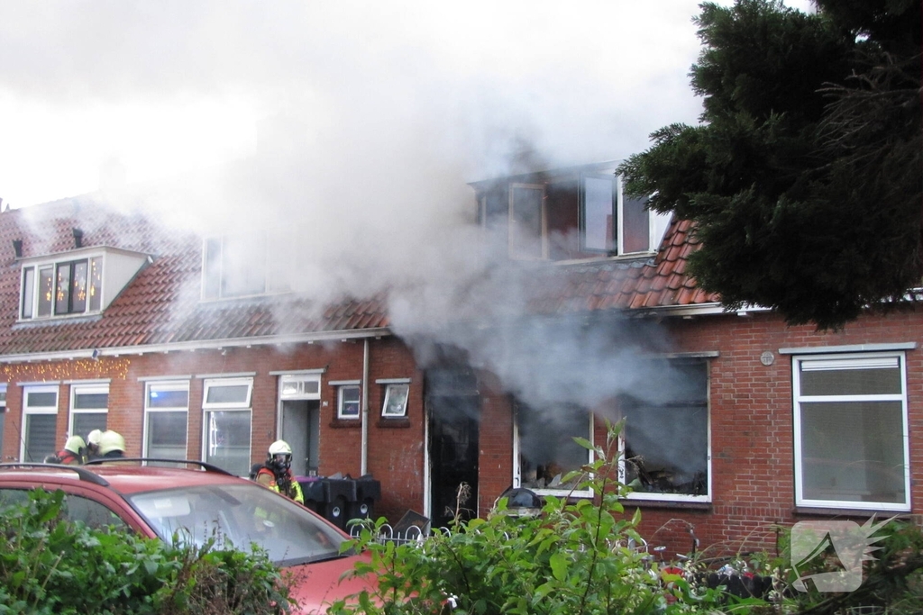 Bewoner ontsnapt via dak aan uitslaande brand