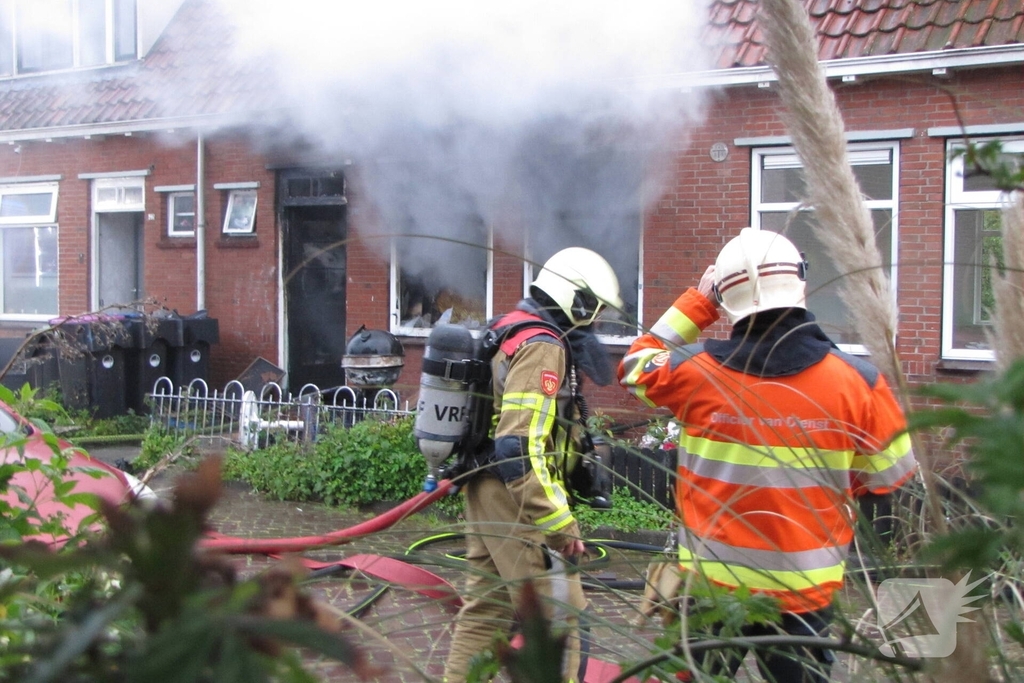 Bewoner ontsnapt via dak aan uitslaande brand