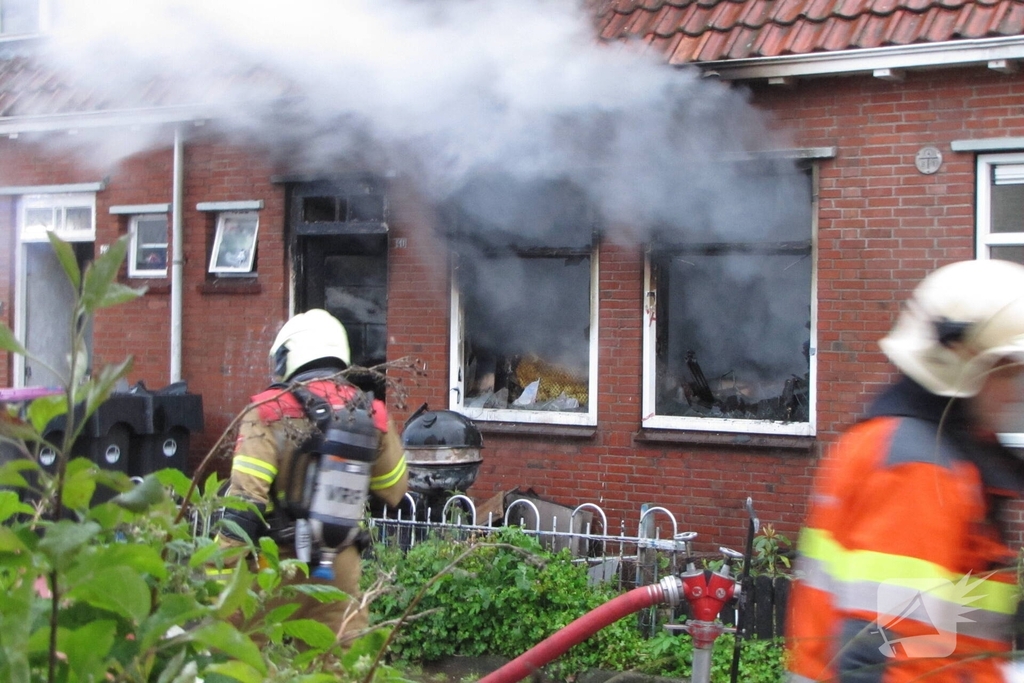 Bewoner ontsnapt via dak aan uitslaande brand