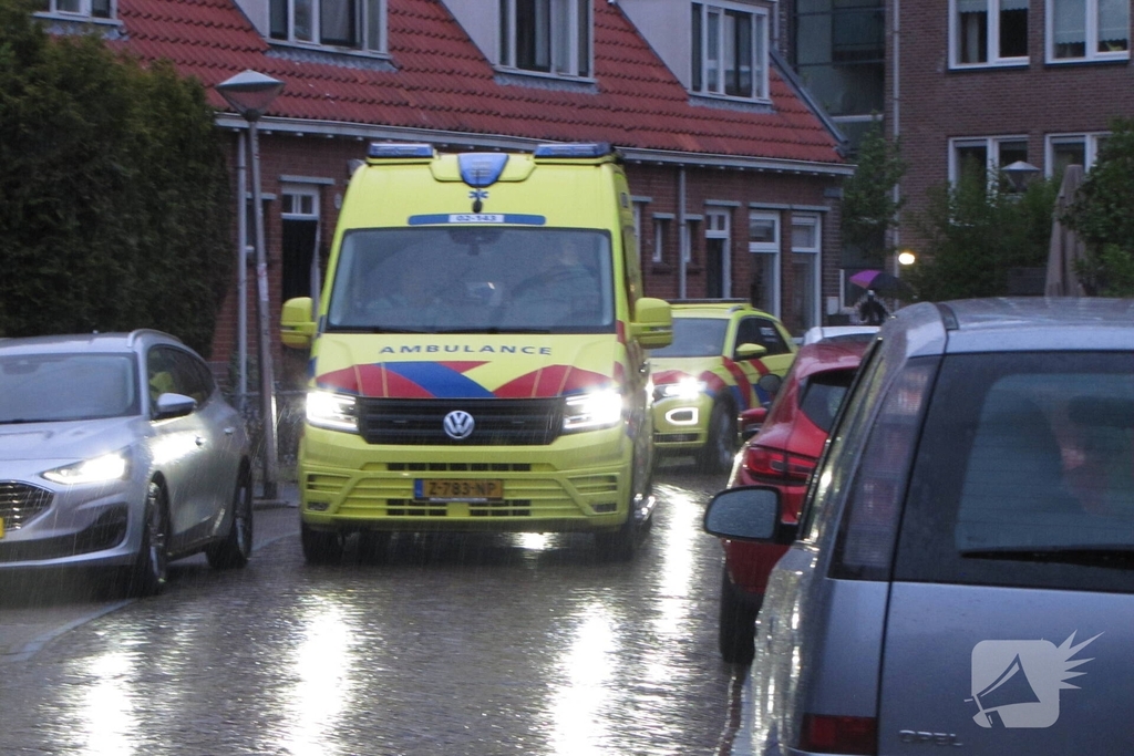 Bewoner ontsnapt via dak aan uitslaande brand