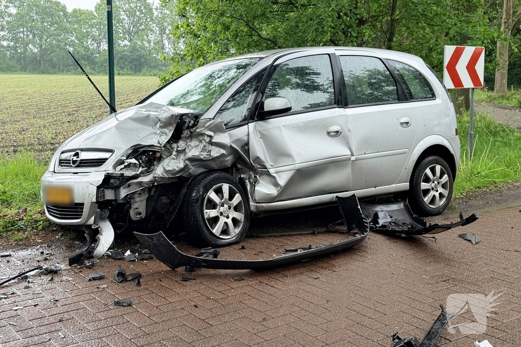 Frontale aanrijding leidt tot gewonde