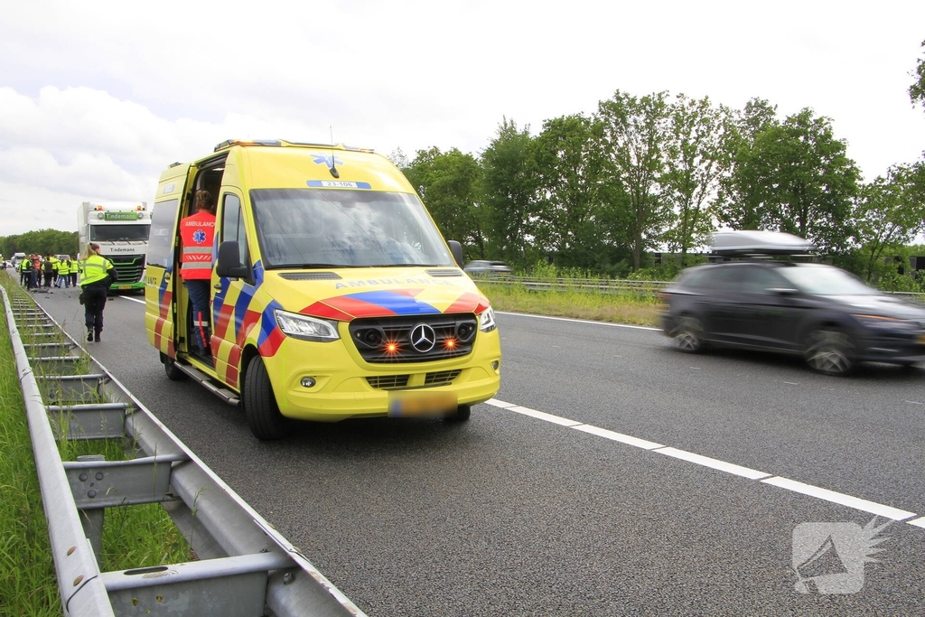 Zware aanrijding tussen bestelbus en vrachtwagen