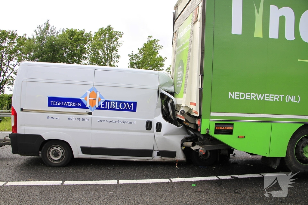 Zware aanrijding tussen bestelbus en vrachtwagen
