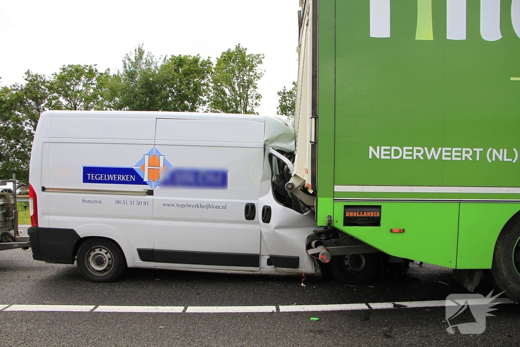 Zware aanrijding tussen bestelbus en vrachtwagen
