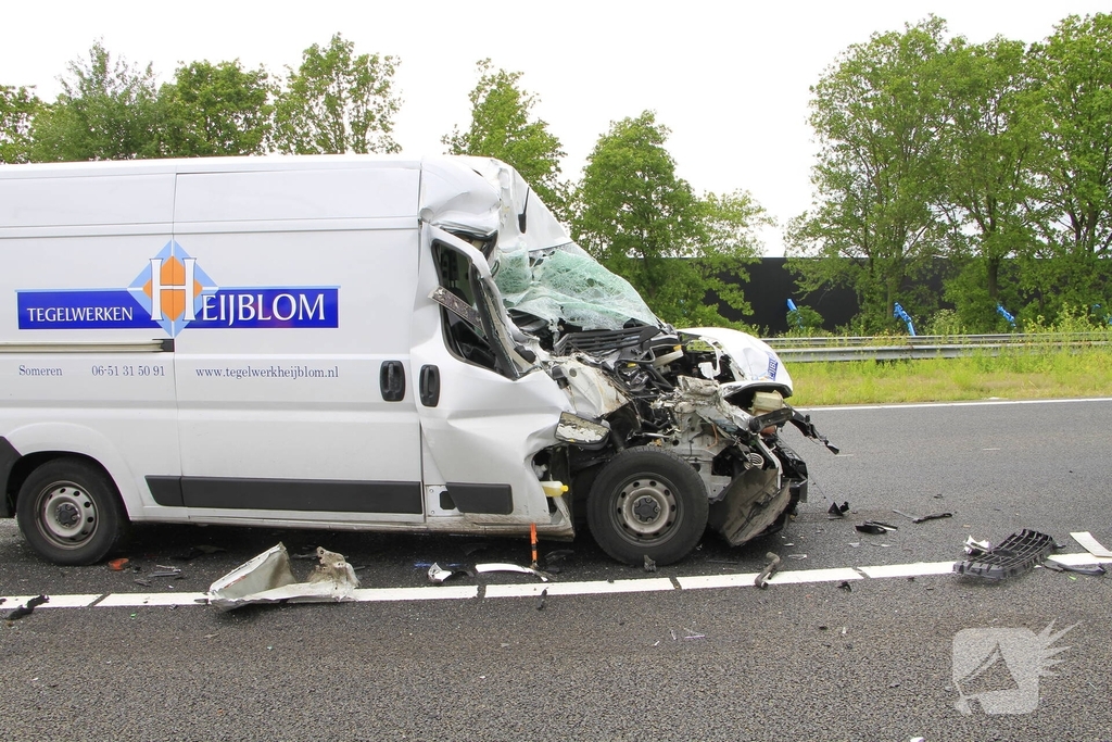 Zware aanrijding tussen bestelbus en vrachtwagen