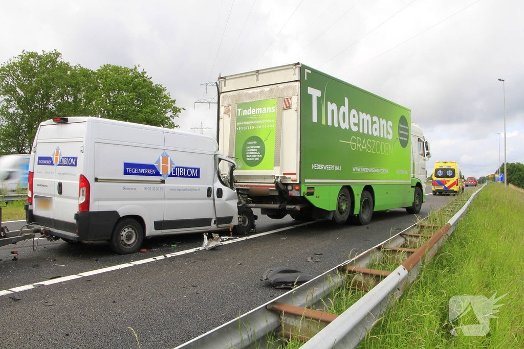 Zware aanrijding tussen bestelbus en vrachtwagen