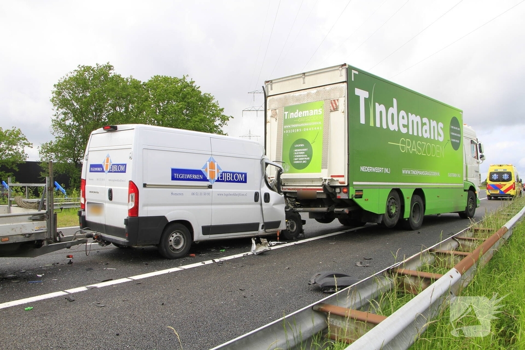 Zware aanrijding tussen bestelbus en vrachtwagen