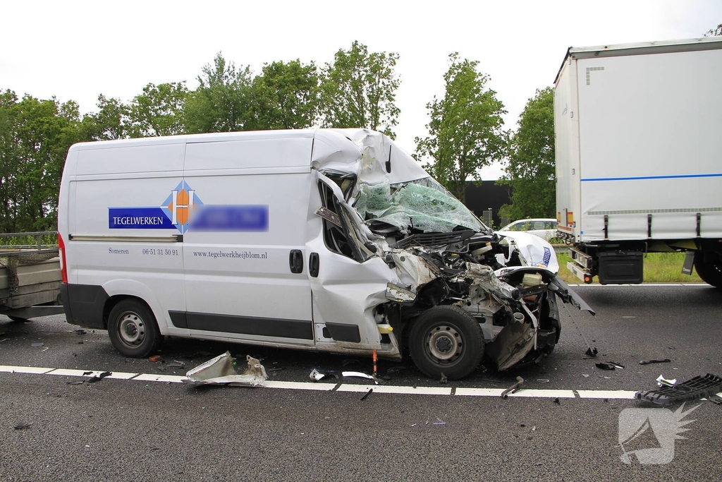 Zware aanrijding tussen bestelbus en vrachtwagen
