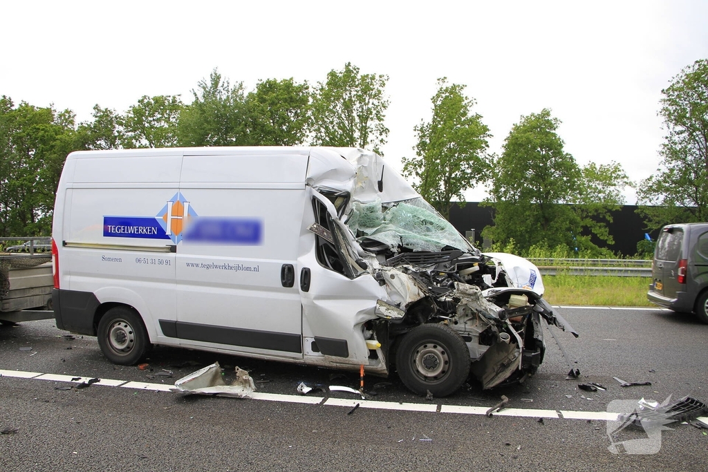 Zware aanrijding tussen bestelbus en vrachtwagen
