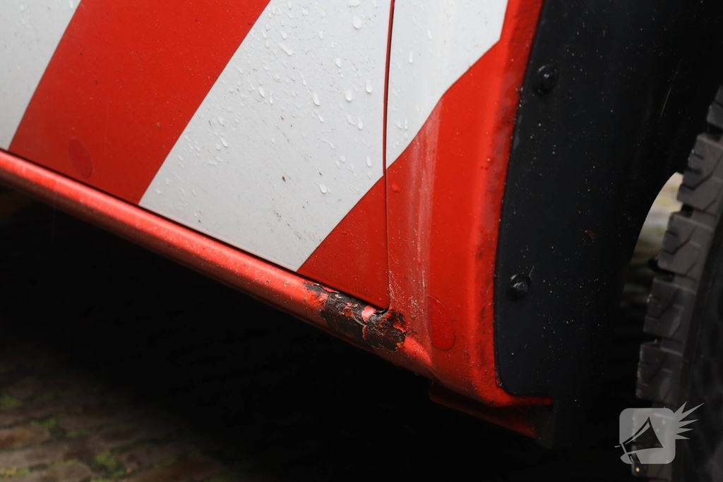 Brandweervoertuig loopt schade op bij inzet