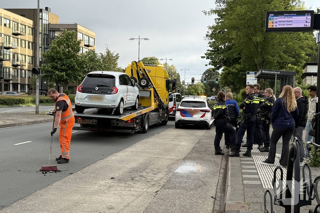 Automobilist botst achterop politieauto
