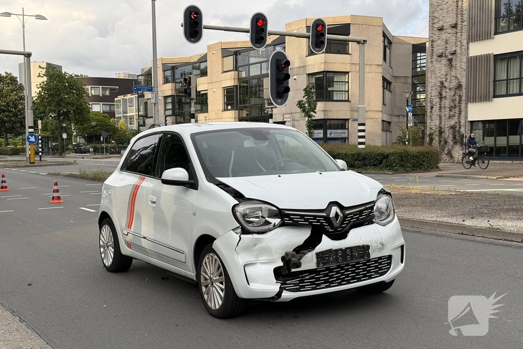 Automobilist botst achterop politieauto