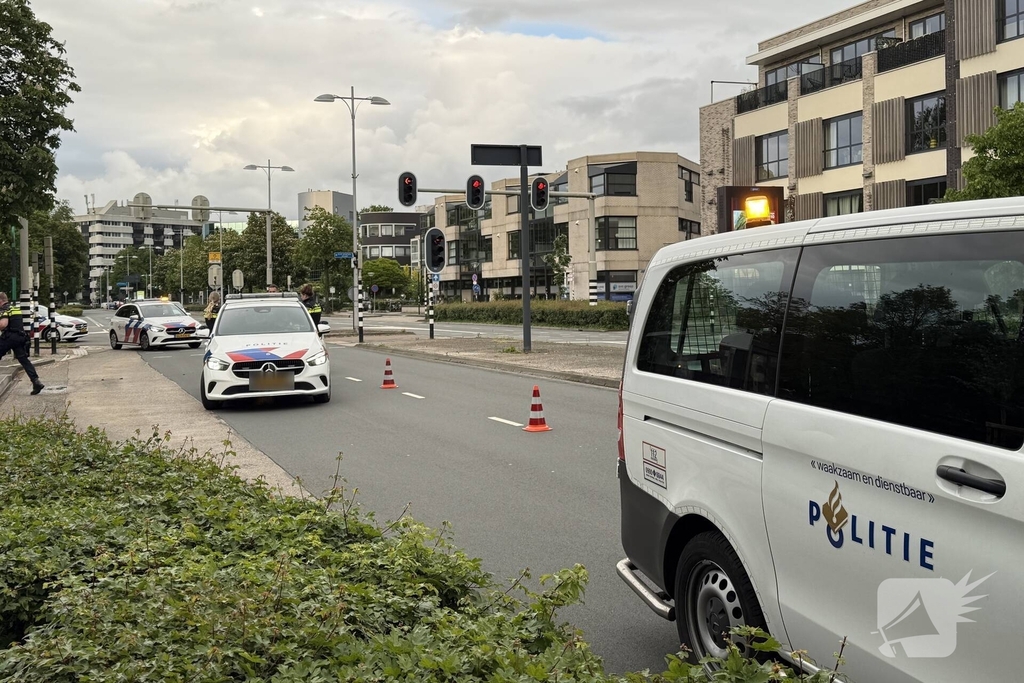 Automobilist botst achterop politieauto