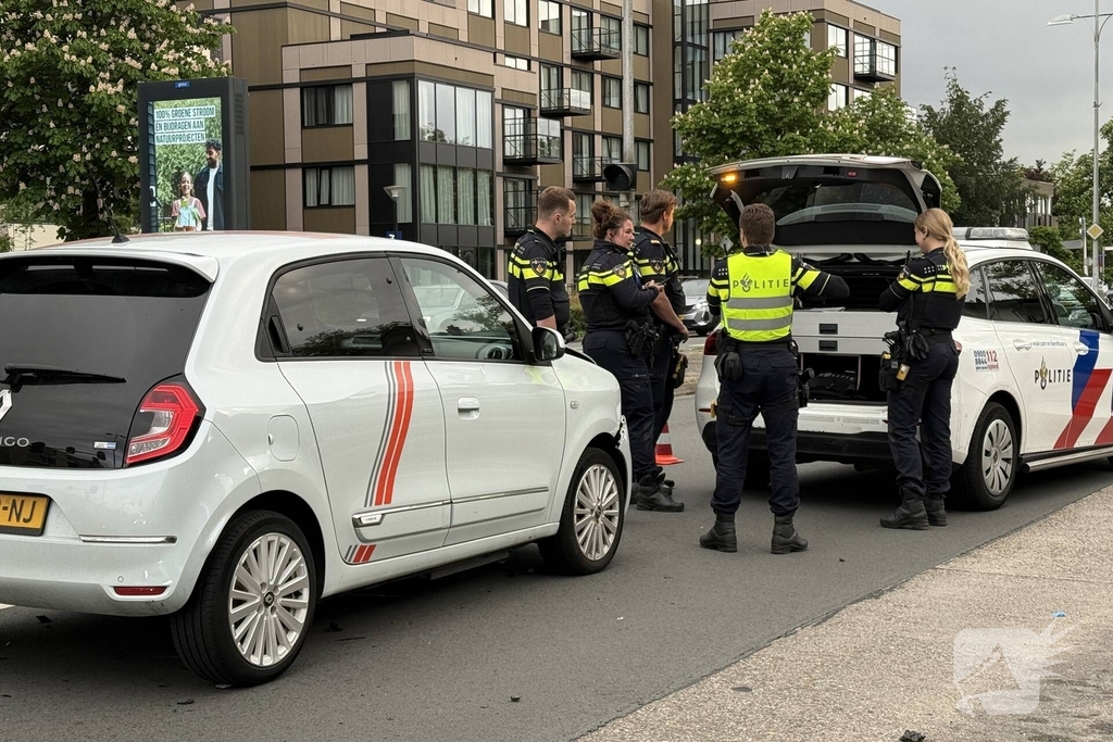 Automobilist botst achterop politieauto