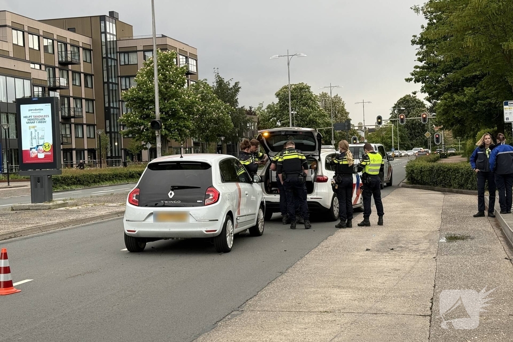 Automobilist botst achterop politieauto