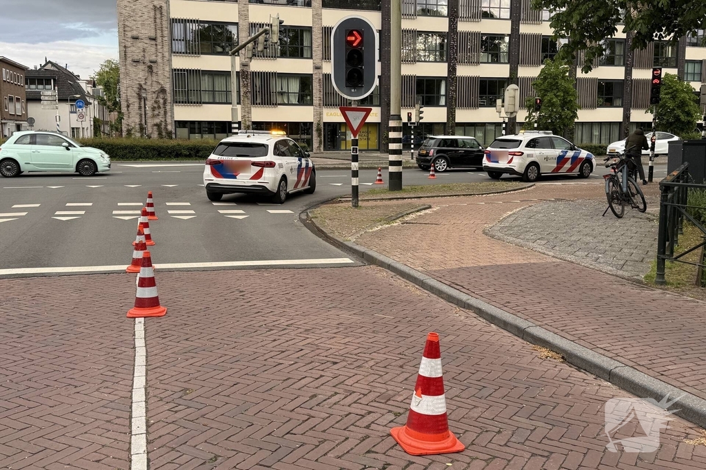 Automobilist botst achterop politieauto