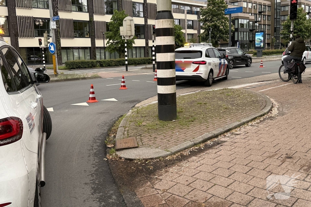 Automobilist botst achterop politieauto