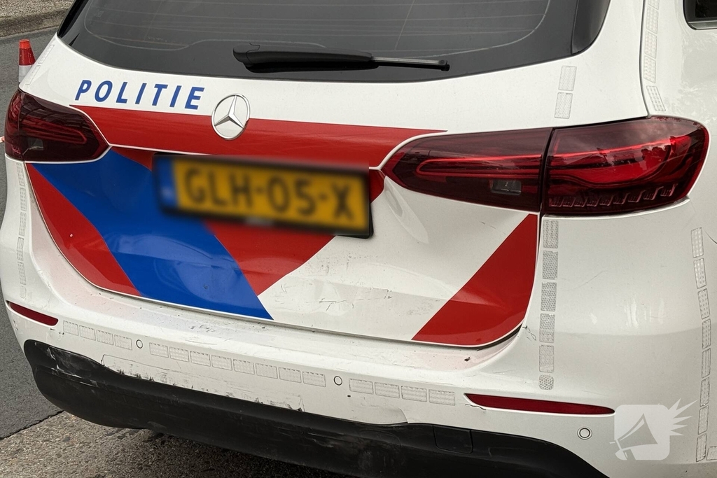 Automobilist botst achterop politieauto