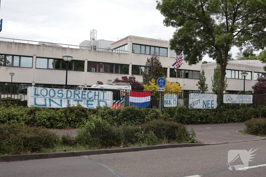 Waterwerper ingezet en veiligheidsrisicogebied na rellen