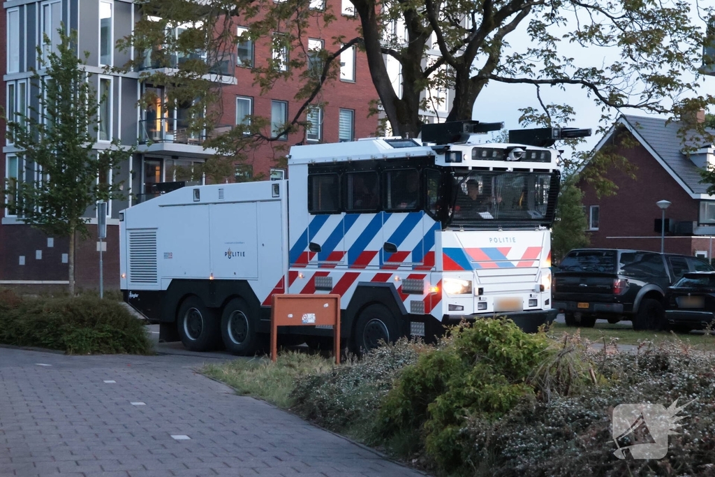 Waterwerper ingezet en veiligheidsrisicogebied na rellen