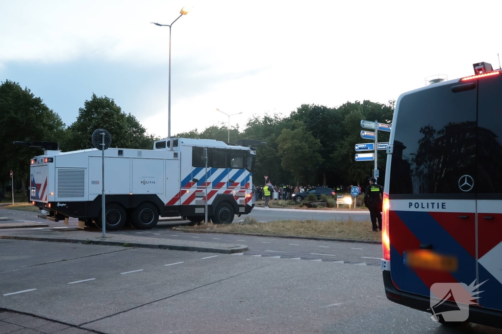 Waterwerper ingezet en veiligheidsrisicogebied na rellen