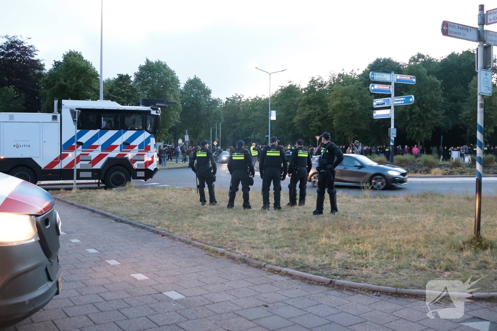 Waterwerper ingezet en veiligheidsrisicogebied na rellen