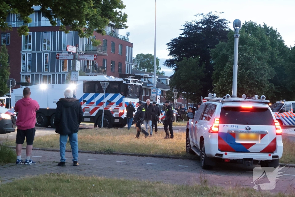 Waterwerper ingezet en veiligheidsrisicogebied na rellen