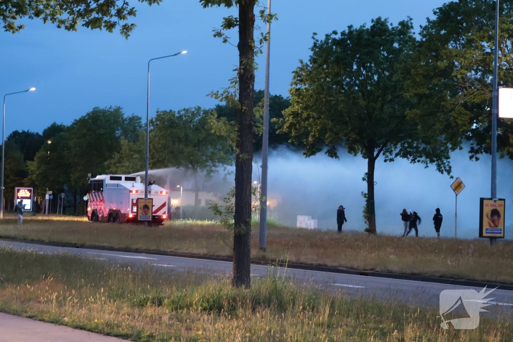 Waterwerper ingezet en veiligheidsrisicogebied na rellen