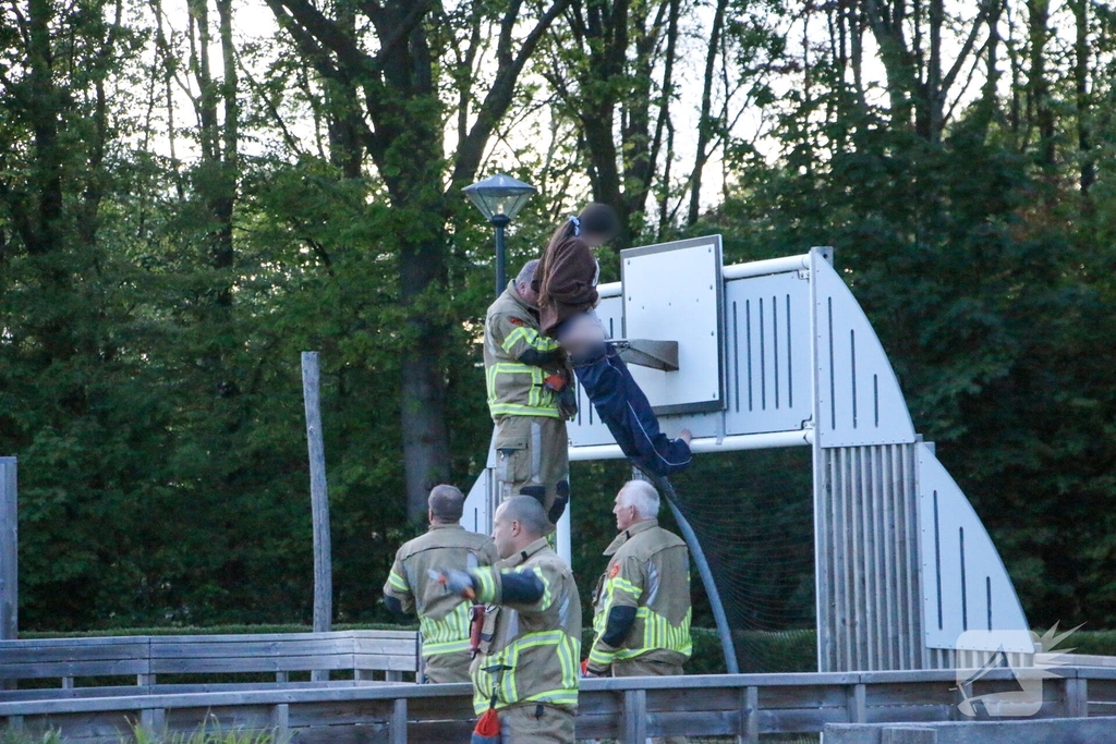 Brandweer bevrijdt kind uit basketbalnet