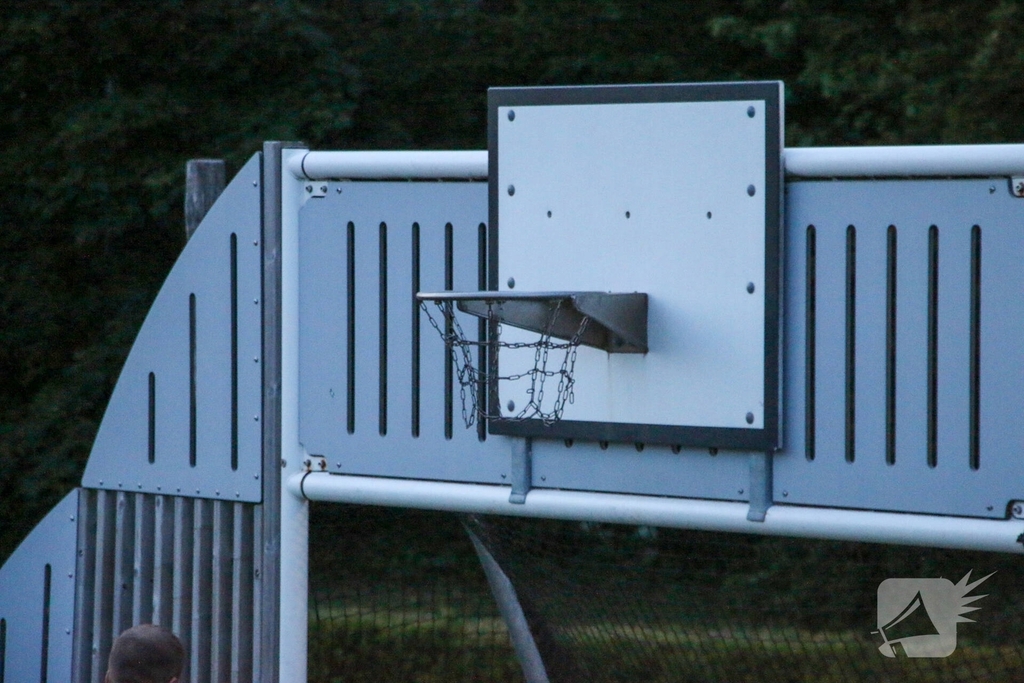 Brandweer bevrijdt kind uit basketbalnet