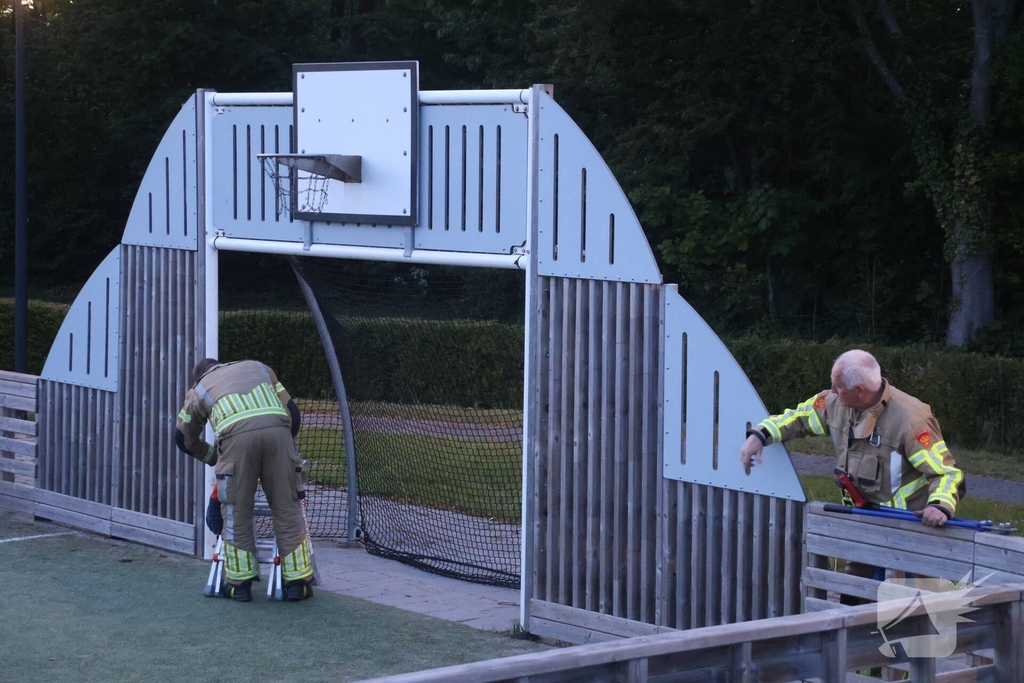Brandweer bevrijdt kind uit basketbalnet