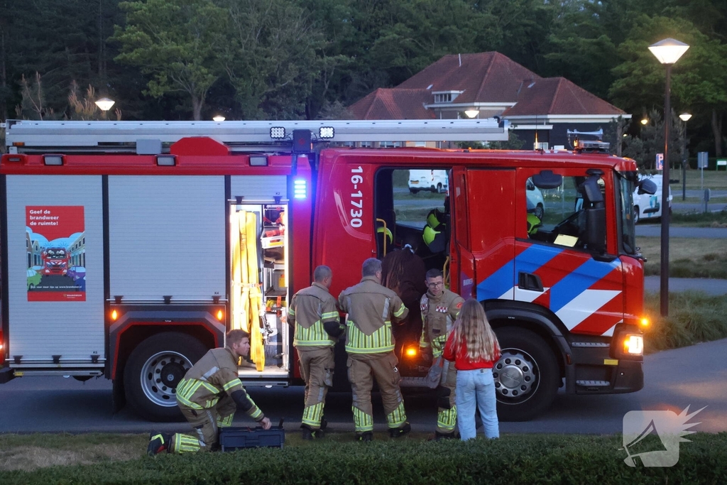 Brandweer bevrijdt kind uit basketbalnet