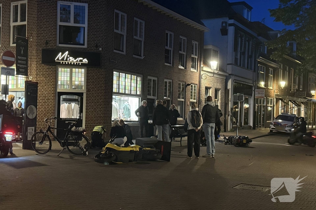 Scooterrijders ten val na botsing