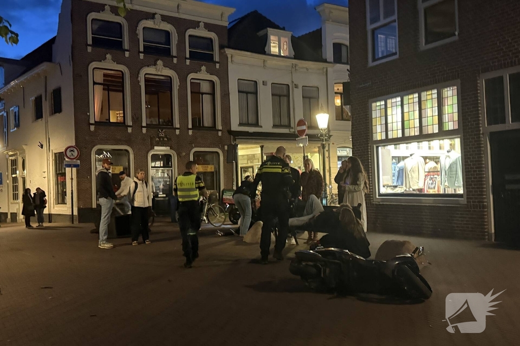 Scooterrijders ten val na botsing