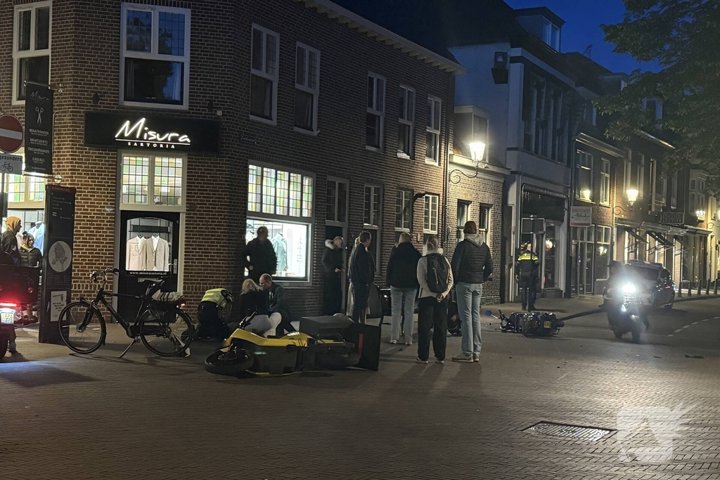 Scooterrijders ten val na botsing