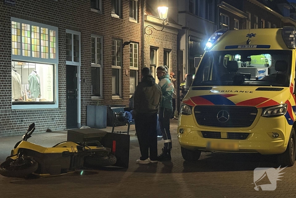 Scooterrijders ten val na botsing