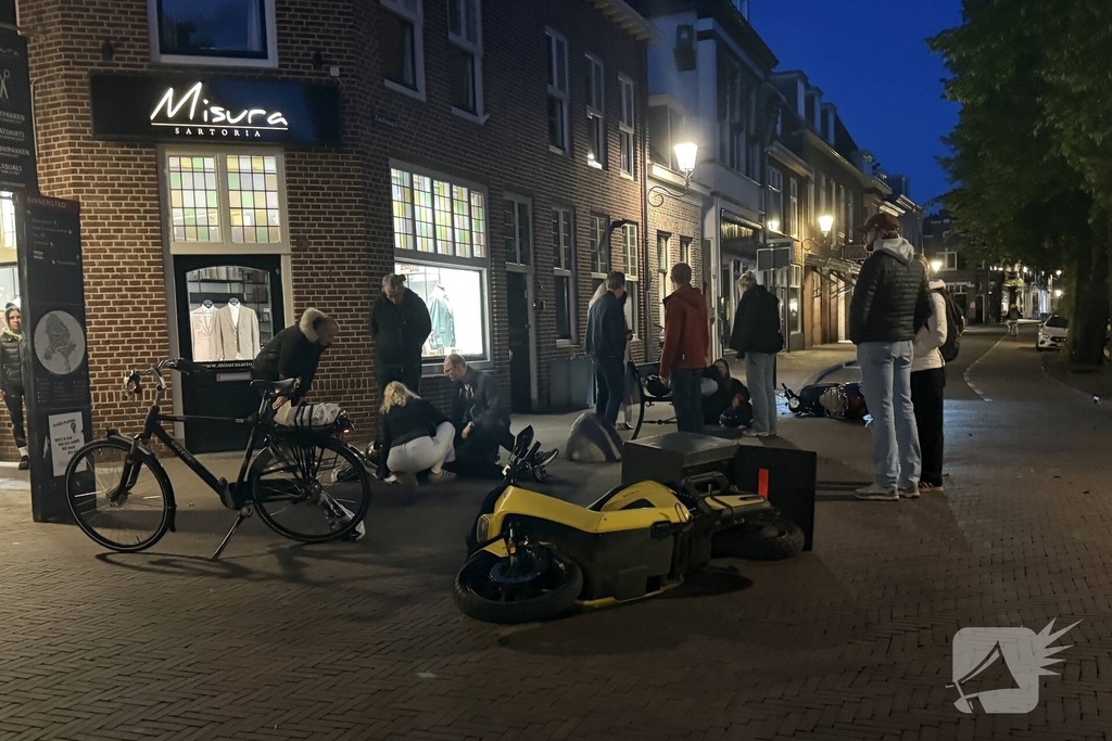 Scooterrijders ten val na botsing