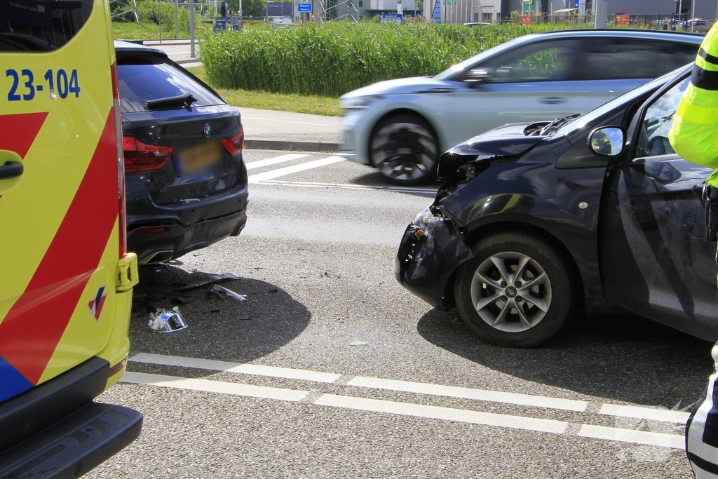 Kopstaartbotsing bij verkeerslichten met kinderen betrokken