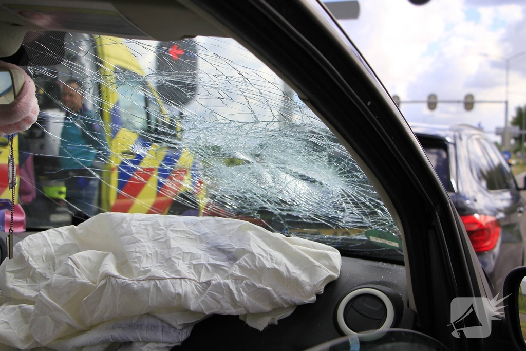 Kopstaartbotsing bij verkeerslichten met kinderen betrokken