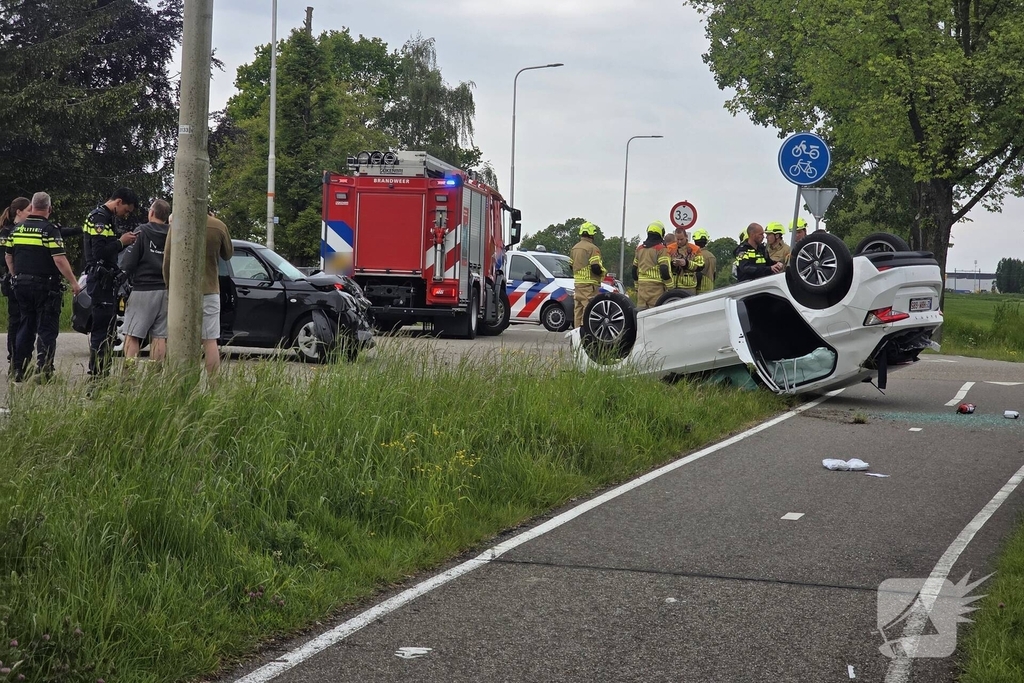 Auto's botsen op elkaar met een voertuig op zijn kop
