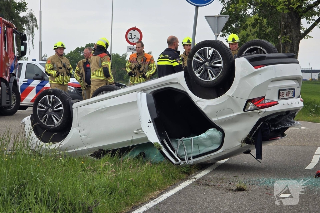 Auto's botsen op elkaar met een voertuig op zijn kop