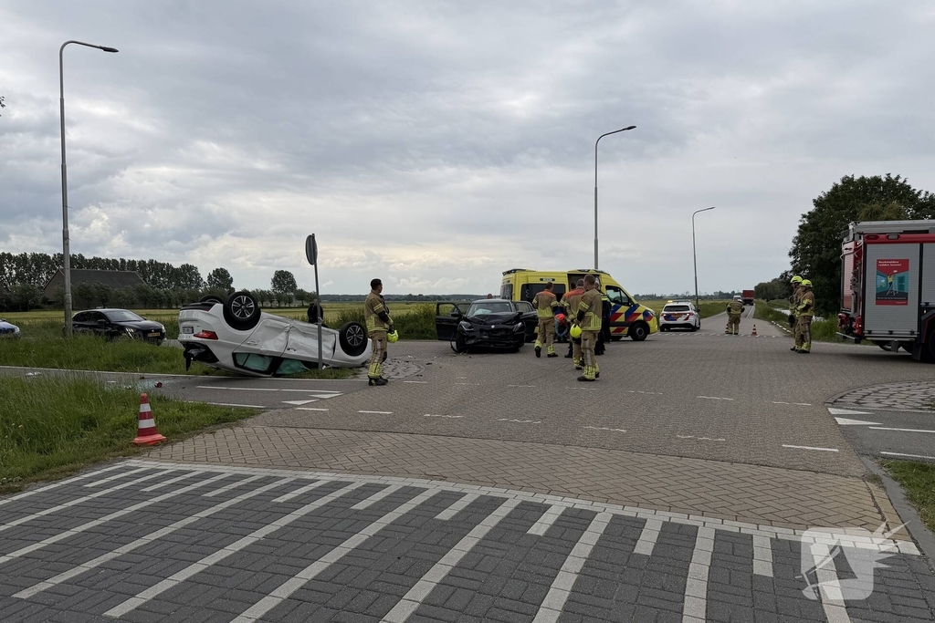 Auto's botsen op elkaar met een voertuig op zijn kop