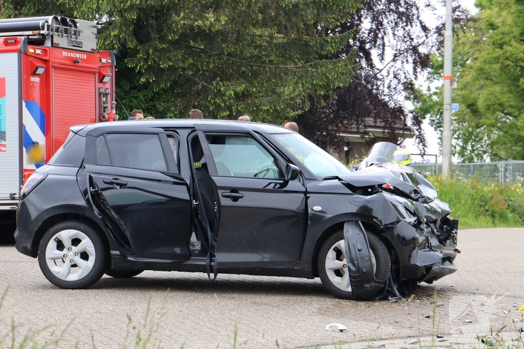 Auto's botsen op elkaar met een voertuig op zijn kop