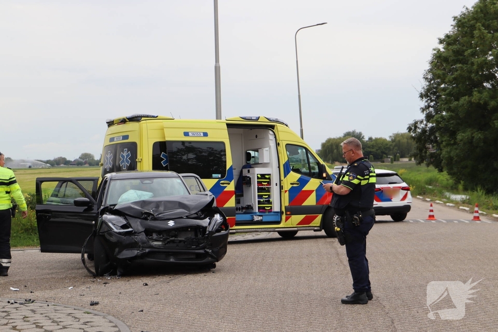 Auto's botsen op elkaar met een voertuig op zijn kop