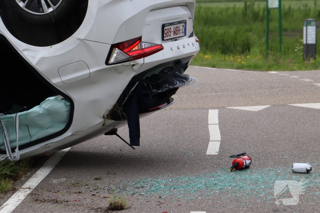 Auto's botsen op elkaar met een voertuig op zijn kop