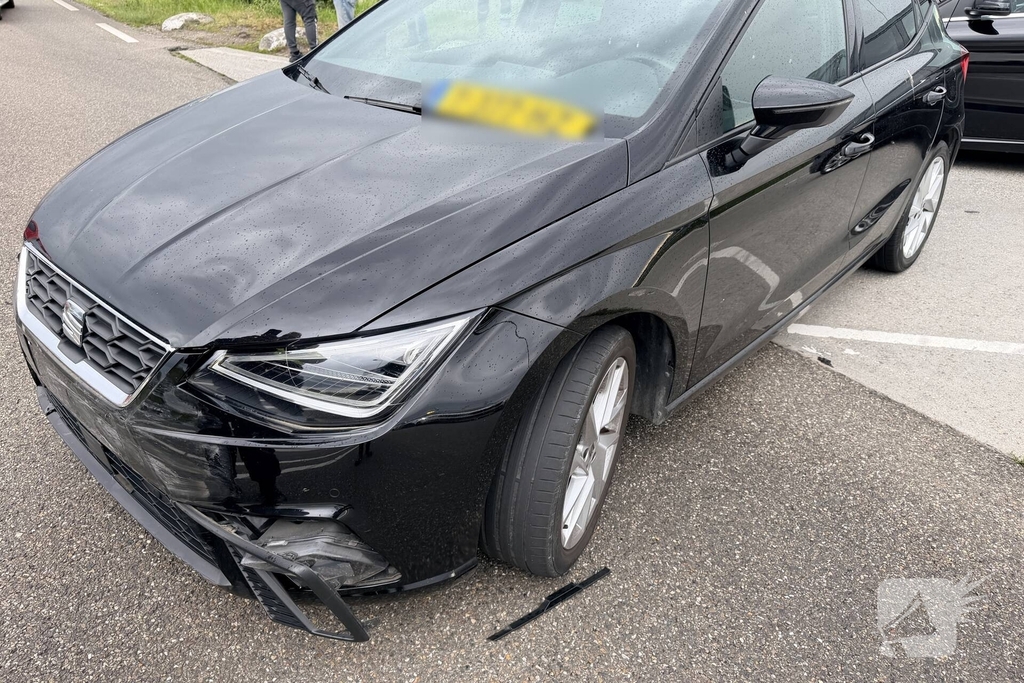 Ongeval met meerdere voertuigen en lantaarnpaal