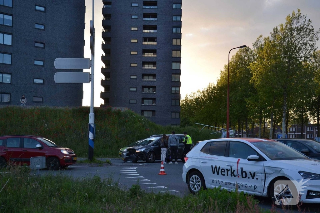 Aanrijding tussen auto's op rotonde