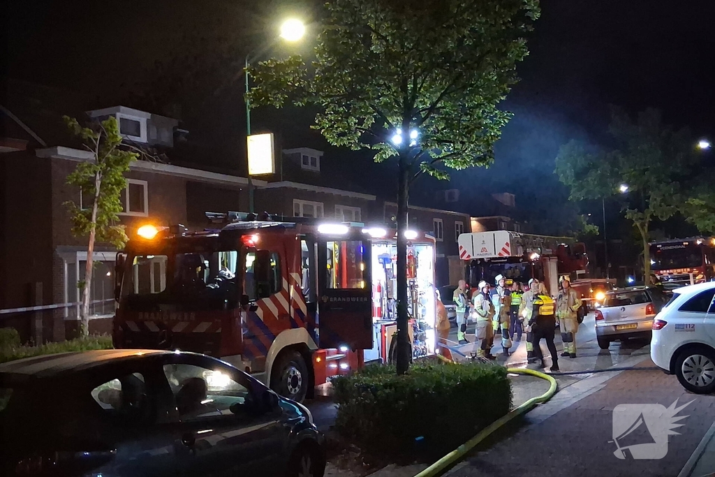 Auto in brand bij woning