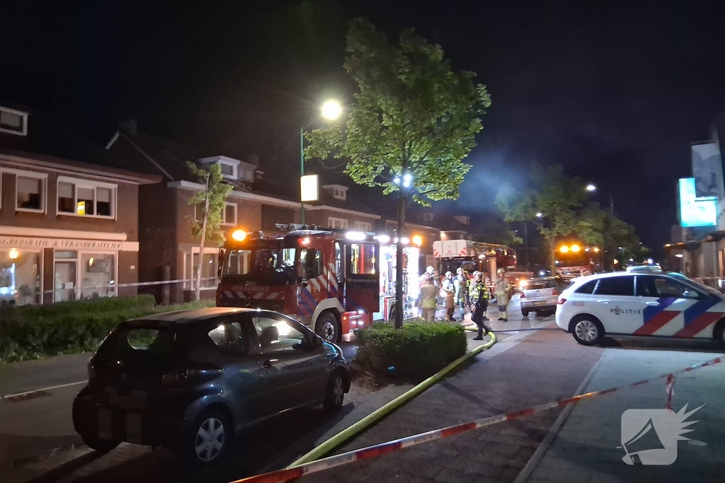 Auto in brand bij woning