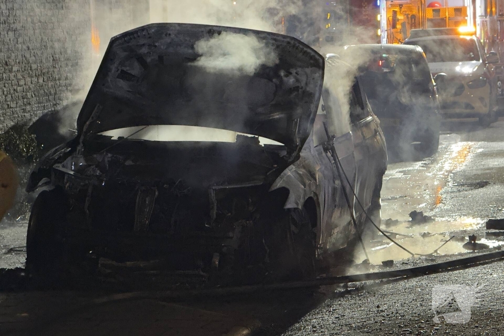 Auto in brand bij woning